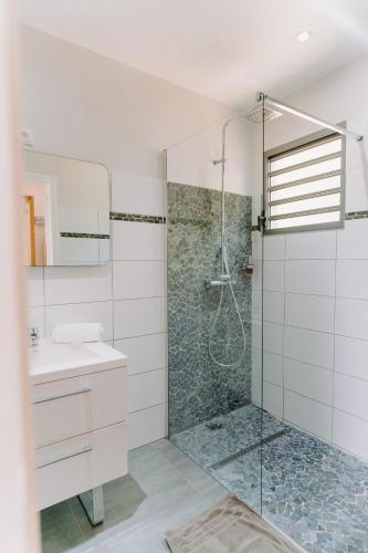 Ένα μπάνιο στο Habitation TABANON
