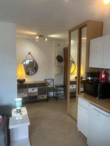 une pièce avec une cuisine et un salon dans l'établissement Appartement centre du village, à Cassis