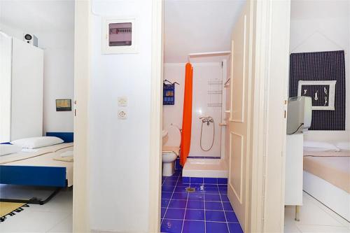 une petite salle de bain avec toilettes et lavabo dans l'établissement Feni Traditional House Loutra 2 bedrooms 6 guests, à Agia Paraskevi