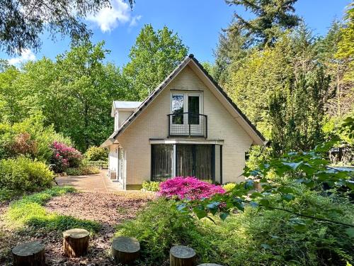 a house with a garden in front of it at Vakantiehuis Bos en Hei Veluwe in Epe