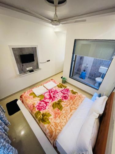ein Krankenhauszimmer mit einem Bett mit Blumen darauf in der Unterkunft Hill Side Heaven Residency in Mahabaleshwar