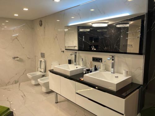 Et badeværelse på Luxury Apartment Club218