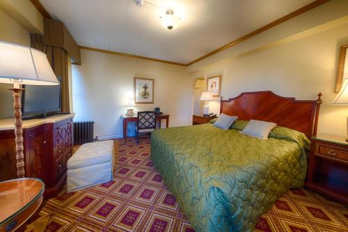 Un pat sau paturi într-o cameră la EMBASSY HOTEL