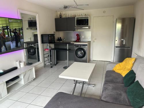 un salon avec un canapé et une table dans l'établissement 2pieces vue lac, au Cannet