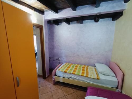 ein kleines Schlafzimmer mit einem Bett in einem Zimmer in der Unterkunft VILLA ANNA in Casale la Cogna