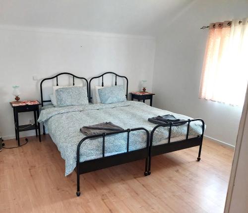 1 dormitorio con 1 cama con almohadas azules en Casa Alegria - Vista da Serra, 