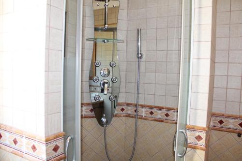 y baño con ducha y aseo. en Apartamento Valle del Guadiaro, en Cortes de la Frontera