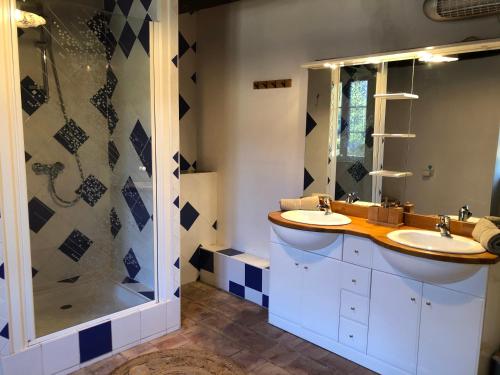 Bilik mandi di Maison Gîte Vallon Pont d'Arc