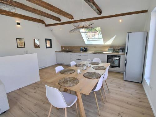 une cuisine et une salle à manger avec une table et des chaises dans l'établissement Charmante maison 3 chambres au cœur du vignoble avec terrasse - FR-1-722-8, à Voegtlinshoffen