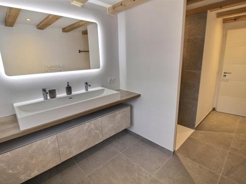 ein Badezimmer mit Waschbecken und Spiegel in der Unterkunft Charmante maison 3 chambres au cœur du vignoble avec terrasse - FR-1-722-8 in Voegtlinshoffen