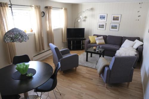salon z kanapą i stołem w obiekcie G29 sokkelleilighet sentralt i Tromsø, ca. 50kvm. w mieście Tromsø