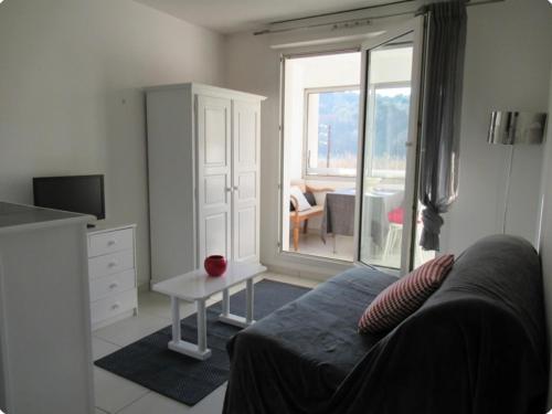 un salon avec un canapé et une table dans l'établissement Appartement Sanary Sur Mer., à Sanary-sur-Mer