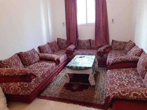 Hay Salam agadir only for family في أغادير: غرفة معيشة مع كنبتين وطاولة