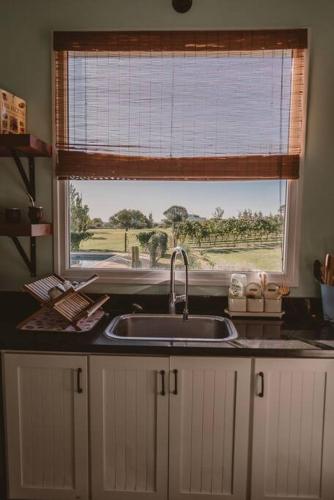 a kitchen counter with a sink and a window at Casa Campotinto- Paz en Carmelo in Carmelo