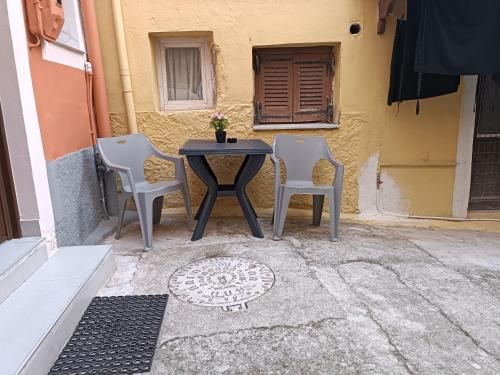 Kawasan patio atau luaran di Newly renovated apartment next to the port
