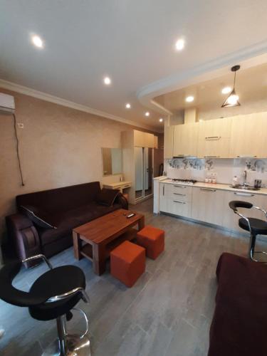 Posezení v ubytování Cozy Apartment in 50 meters to the Beach