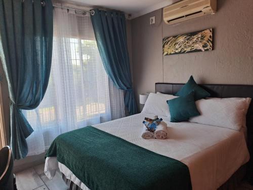 una camera da letto con un letto con due orsacchiotti sopra di Christa's Place 899 a Pretoria