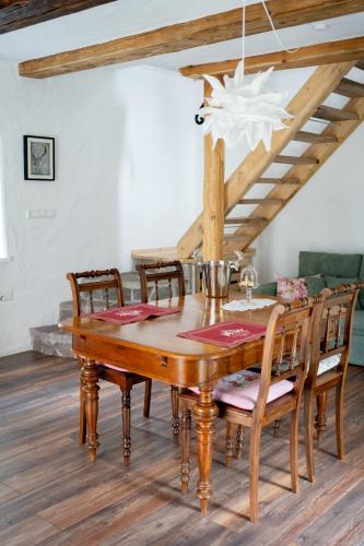 a dining room with a wooden table and chairs at Wallys Hüsli im Schwarzwald in Ühlingen-Birkendorf