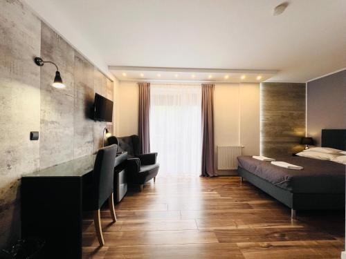 クリニツァ・モルスカにあるMiraMar-Adults only-Grupa PlażoweLoveのベッドとデスクが備わるホテルルームです。