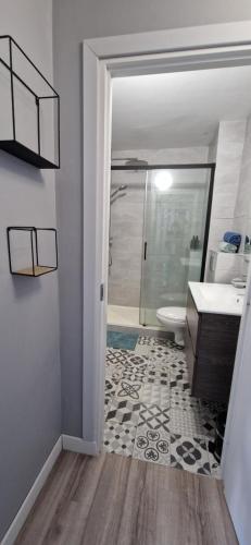 une salle de bain avec une douche, un lavabo et des toilettes dans l'établissement Grand studio moderne hyper centre, à Pornichet