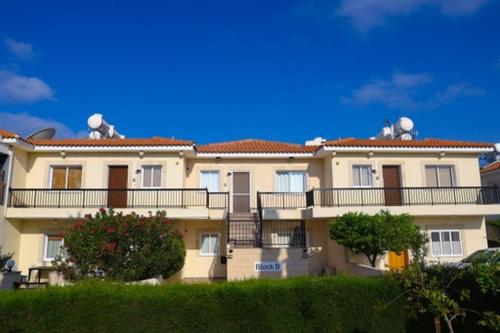 un gran edificio de apartamentos con balcones en la parte superior. en Sunset Green 01, en Pafos