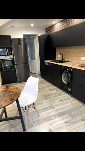 - une cuisine avec une table et une chaise blanche dans l'établissement Centre Quimper, animaux déclarés acceptés, à Quimper