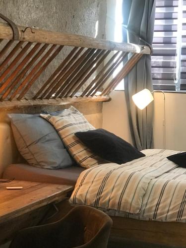 - une chambre avec des lits superposés et des oreillers dans l'établissement L' Intimiste : avec Piscine privée et Jacuzzi privé, à Fontaines-Saint-Martin