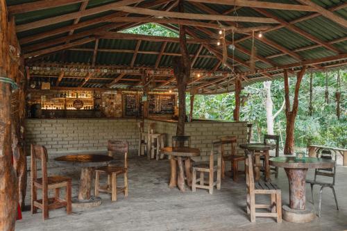 un grupo de mesas y sillas en un edificio en La Ponderosa Reserve en Buritaca