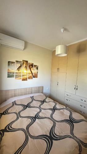 um quarto com uma cama com um tapete em Sea House em Chiliadou