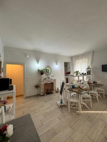 a living room with a table and a fireplace at B&B La Terrazza in Pozzolengo