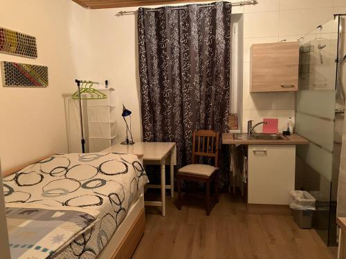 Yve BeaRoe في كنيتلفيلد: غرفة نوم بسرير ومكتب ومغسلة