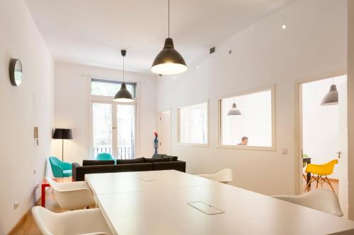 uma sala de estar com mesa e cadeiras em Ramblas Apartments em Barcelona