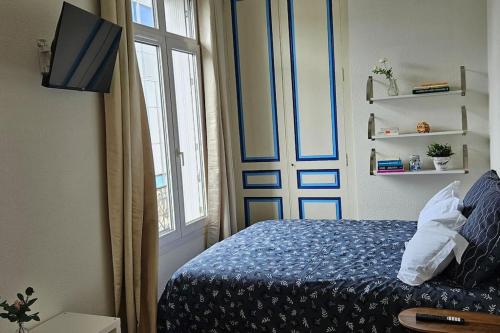 Cette chambre comprend un lit, une fenêtre et une porte. dans l'établissement Un séjour à Tours centre place des Halles, à Tours