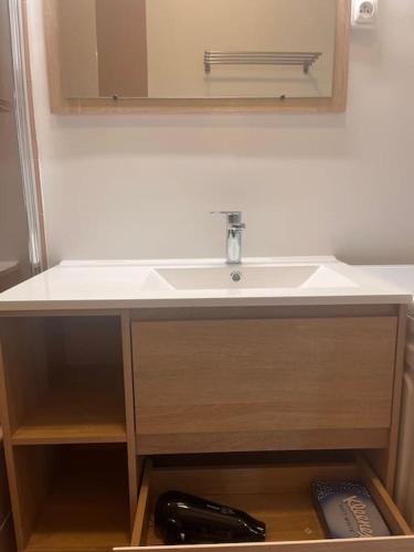 une salle de bain avec un lavabo et un miroir dans l'établissement Un séjour à Tours centre place des Halles, à Tours