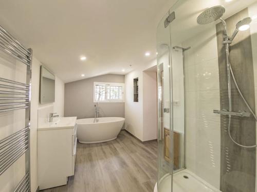 une salle de bain avec une baignoire, un lavabo et une douche dans l'établissement Luxury modern Villa rental in Le Rouret with pool, à Le Rouret