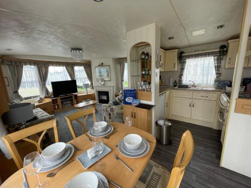 Kuchyň nebo kuchyňský kout v ubytování Walsh's Holiday Park - Sapphire - Coastal Caravan Breaks