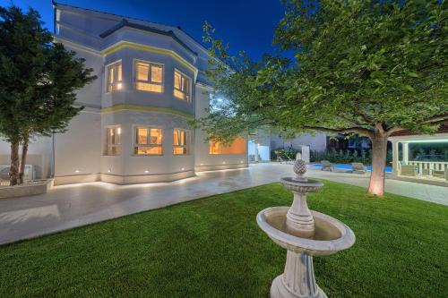 VILLA DANICA with heated pool and jacuzzi
