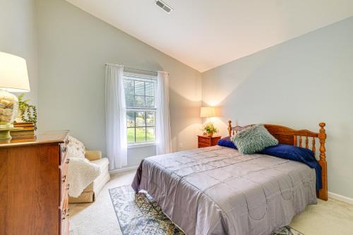 1 dormitorio con cama y ventana en Roanoke Mountain Home 4 Mi to Blue Ridge Parkway! en Roanoke