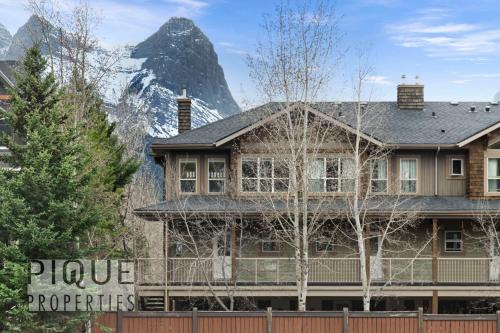 Gallery image of Luxury Fire Mountain Lodge, Outdoor Hot Tub, Parking, Fast WiFi! in Canmore