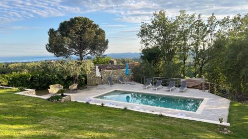 - une piscine dans une cour avec des chaises dans l'établissement Magnifique Villa Moderne Avec Piscine, à La Gaude