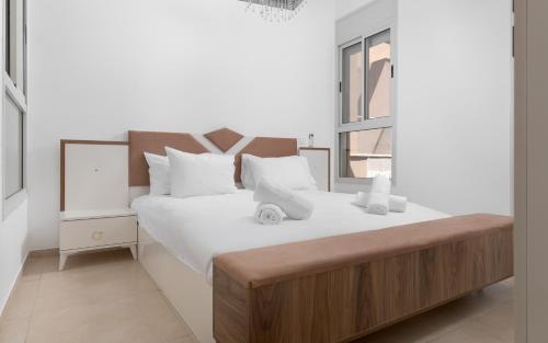 sypialnia z dużym białym łóżkiem z białymi poduszkami w obiekcie וילה Royal w Ejlat