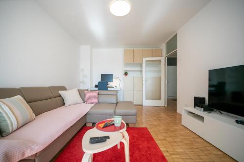 Hemma apartment near Jarun lake, 2BDR- Private garage-Self check in