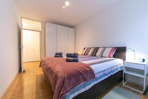 Postel nebo postele na pokoji v ubytování Hemma apartment near Jarun lake- Private garage