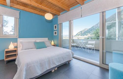 1 dormitorio con cama y ventana grande en Arenaria L. Villas Complex, en Lefkada