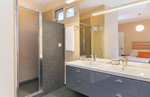 y baño con lavabo y ducha. en Arenaria L. Villas Complex, en Lefkada