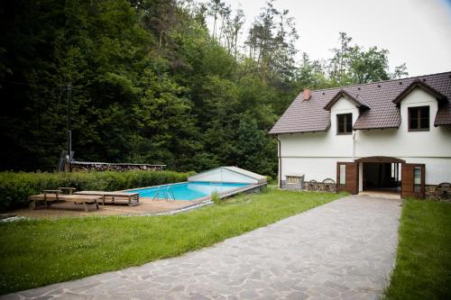 Relax S-L-A-P-Y Resort - Mlýn v zátoce في Borotice: حديقة خلفية مع مسبح بجوار منزل