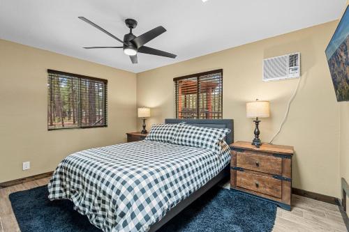 - une chambre avec un lit et un ventilateur de plafond dans l'établissement New Slim Shack Ranch - Relaxing, Williams Az, à Williams