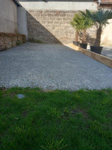 eine Kiesauffahrt mit Pflanzen in einem Gebäude in der Unterkunft le domaine de thizy in Thizy-les-Bourgs