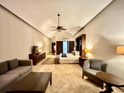 a living room with a couch and a bed at Hotel Hacienda San Pancho in San Francisco
