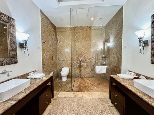 a bathroom with two sinks and a shower at Hotel Hacienda San Pancho in San Francisco